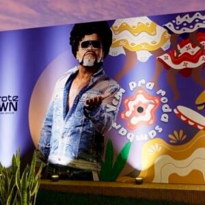 Arte visual do Camarote Brown 2026 com ilustração de Carlinhos Brown, elementos do samba de roda e texturas naturais que compõem a decoração do espaço no Circuito Dodô.