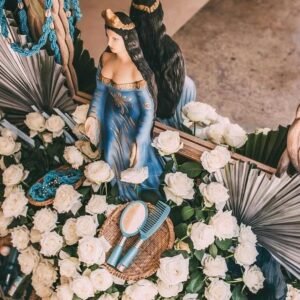 Escultura de Iemanjá decorada com flores brancas e azuis para celebração no Blue Praia Bar.