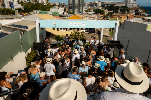 Vista aérea do rooftop do Canto Hotel com público acompanhando show ao vivo durante a festa de Iemanjá.