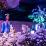 Estátua de Iemanjá com iluminação azul no Rooftop do Hotel Fasano Salvador.