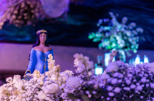 Estátua de Iemanjá com iluminação azul no Rooftop do Hotel Fasano Salvador.