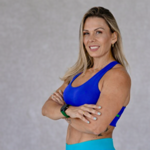 Educadora física Vanessa Oliveira sorrindo com braços cruzados para divulgação do aulão fitness na Artmalte
