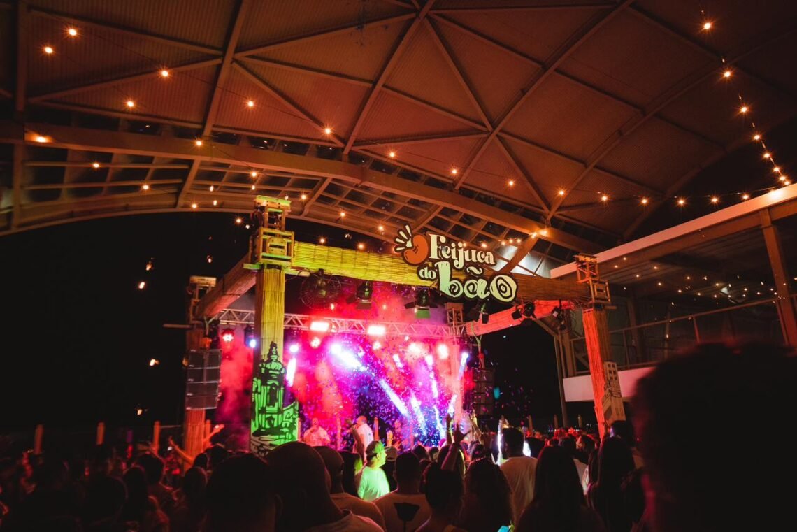 Palco iluminado com show ao vivo na Feijuca do Bão 2026 em Salvador.