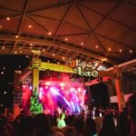 Palco iluminado com show ao vivo na Feijuca do Bão 2026 em Salvador.