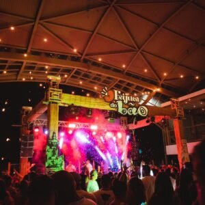 Palco iluminado com show ao vivo na Feijuca do Bão 2026 em Salvador.