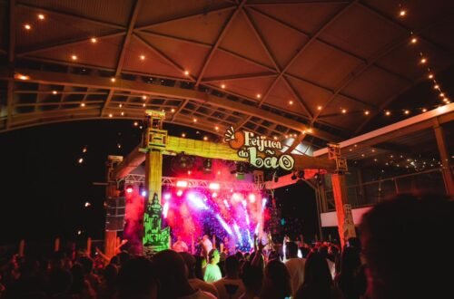 Palco iluminado com show ao vivo na Feijuca do Bão 2026 em Salvador.