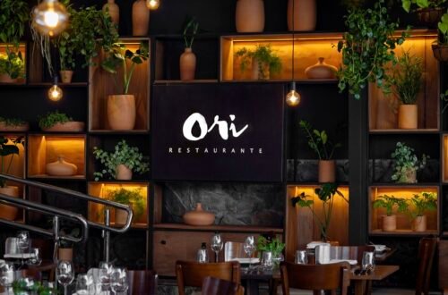 Ambiente do restaurante Orí no Horto Florestal, Salvador.