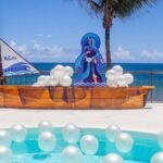 Decoração temática de Iemanjá em tons de azul com barco de flores no restaurante Principote.