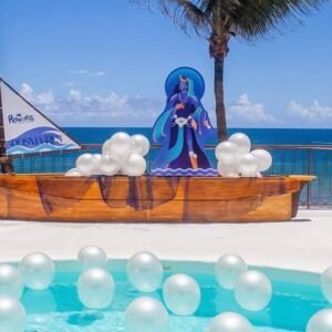 Decoração temática de Iemanjá em tons de azul com barco de flores no restaurante Principote.