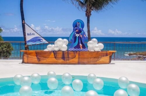 Decoração temática de Iemanjá em tons de azul com barco de flores no restaurante Principote.
