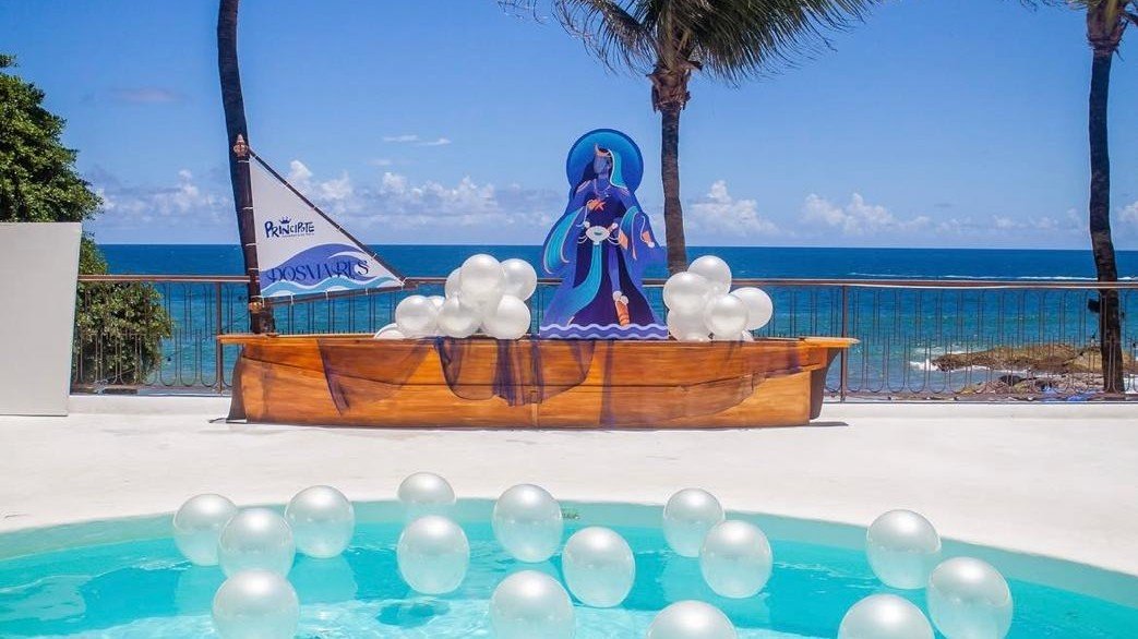 Decoração temática de Iemanjá em tons de azul com barco de flores no restaurante Principote.