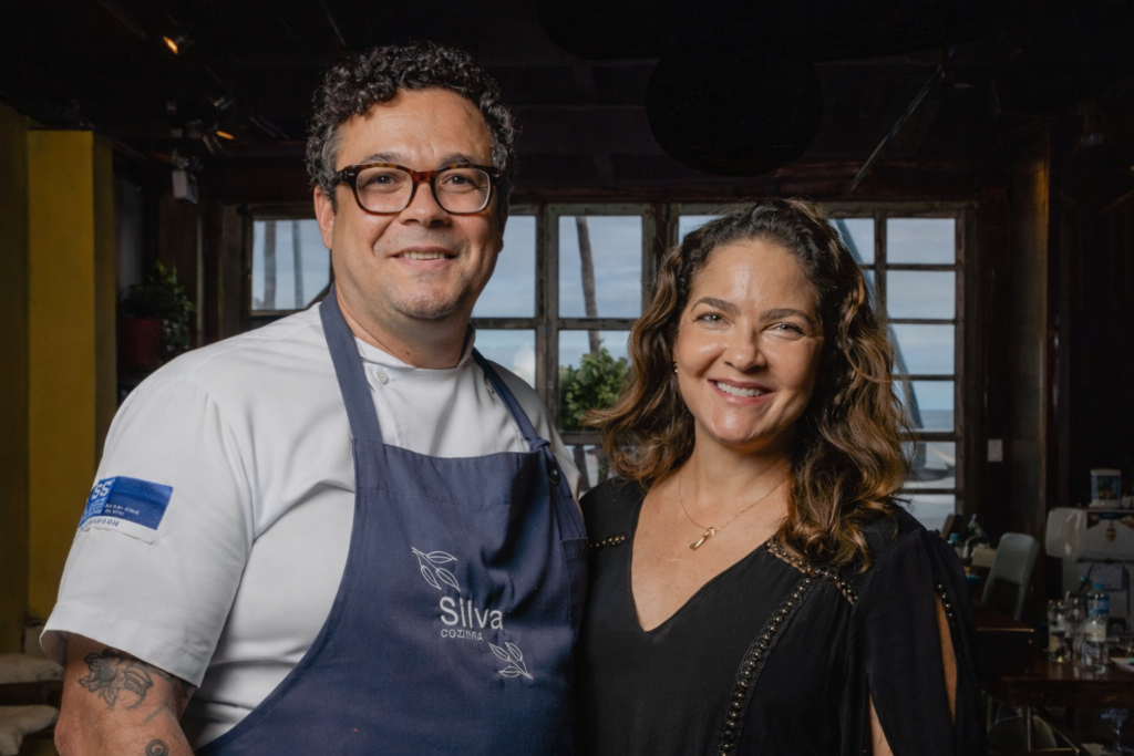 O chef Ricardo Silva e a empresária Luciana Mastique sorrindo no restaurante Silva Cozinha.