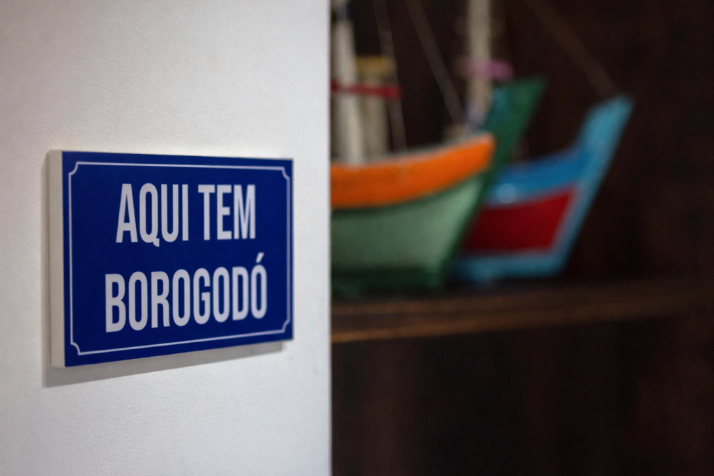 placa azul com a frase aqui tem borogodó em destaque na parede do Megiro Boteco. Foto: Leonardo Freire