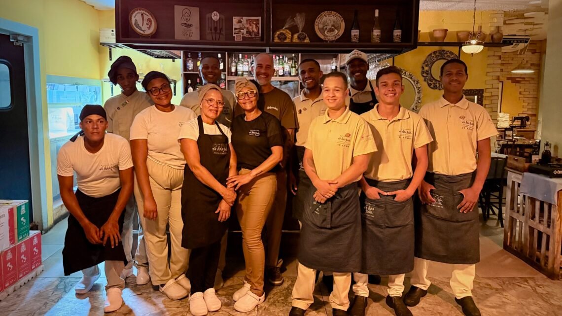 Marcelo Reis posa ao lado de sua equipe de colaboradores no interior do restaurante La Pasta Gialla. Foto: Malu Serafini