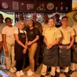 Marcelo Reis posa ao lado de sua equipe de colaboradores no interior do restaurante La Pasta Gialla. Foto: Malu Serafini