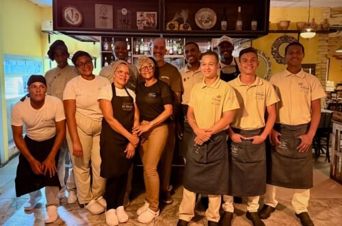 Marcelo Reis posa ao lado de sua equipe de colaboradores no interior do restaurante La Pasta Gialla. Foto: Malu Serafini