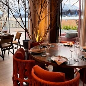 Salão do Orí Rooftop com vista para o terraço externo.