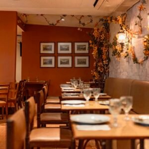 Interior do restaurante Di Liana com decoração aconchegante e iluminação quente.