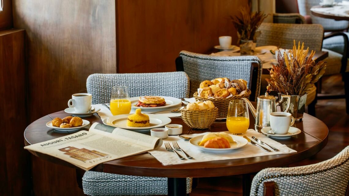 Mesa posta de café da manhã no Gero Salvador com cuscuz e pães artesanais.(Foto: divulgação)