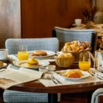 Mesa posta de café da manhã no Gero Salvador com cuscuz e pães artesanais.(Foto: divulgação)