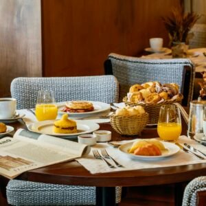 Mesa posta de café da manhã no Gero Salvador com cuscuz e pães artesanais.(Foto: divulgação)