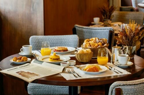 Mesa posta de café da manhã no Gero Salvador com cuscuz e pães artesanais.(Foto: divulgação)