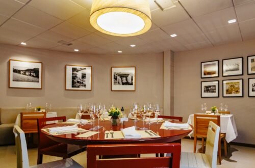 Salão interno aconchegante do Cremonini Ristorante em Salvador, ideal para apreciar pratos clássicos italianos. Foto: Leonardo Freire.