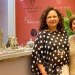 Nyscia Pinheiro e Regina Weckerle sorridentes posando para foto dentro da loja Casa da Estação no Shopping Barra.