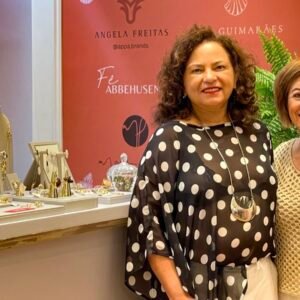 Nyscia Pinheiro e Regina Weckerle sorridentes posando para foto dentro da loja Casa da Estação no Shopping Barra.