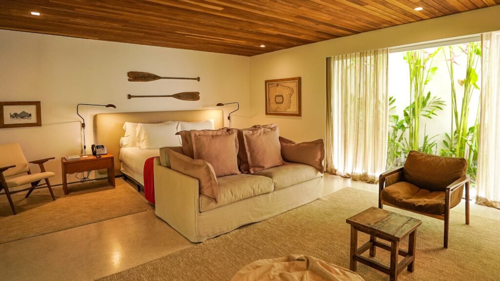 Interior de um bangalô no hotel Fasano Trancoso com decoração minimalista e texturas naturais.