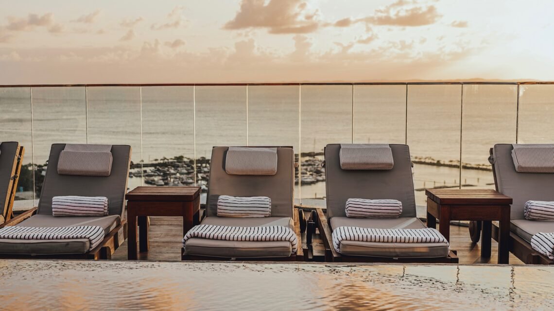 Piscina no rooftop do hotel Fasano Salvador com vista para a Baía de Todos-os-Santos.