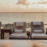 Piscina no rooftop do hotel Fasano Salvador com vista para a Baía de Todos-os-Santos.