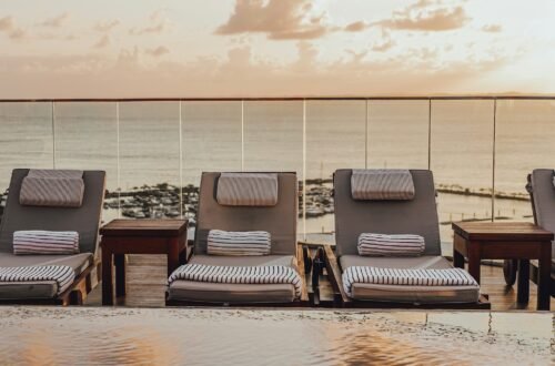 Piscina no rooftop do hotel Fasano Salvador com vista para a Baía de Todos-os-Santos.