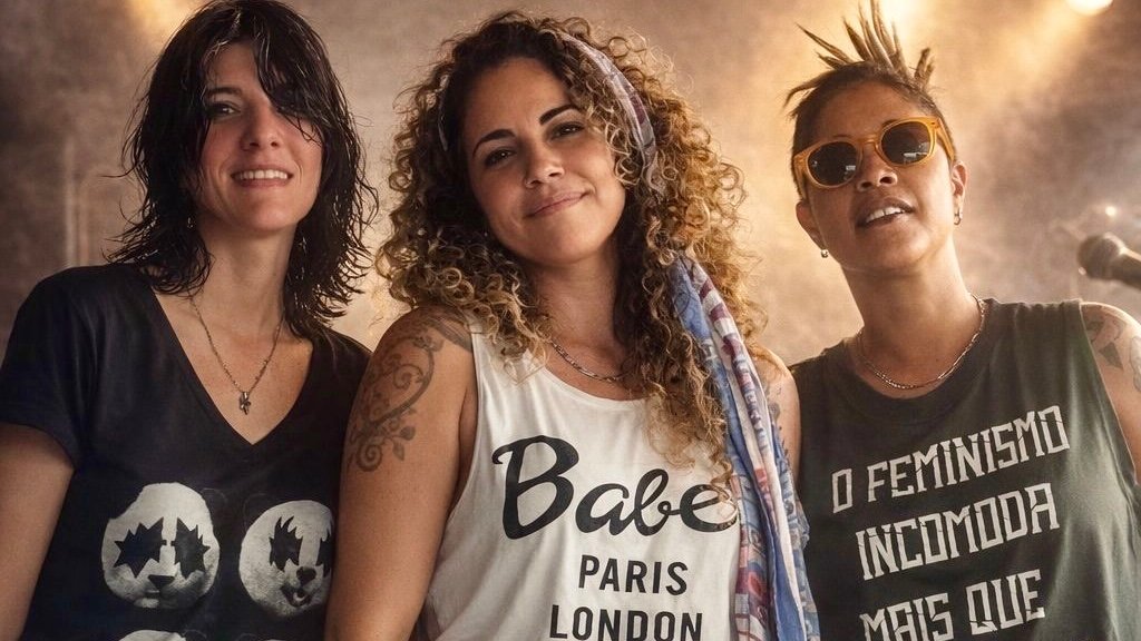 ntegrantes da banda A Trois posando para foto de divulgação do evento.