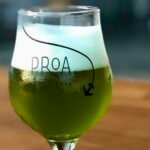 Chope verde da Proa Cervejaria no St. Patrick’s Day servido durante evento em Salvador e Lauro de Freitas
