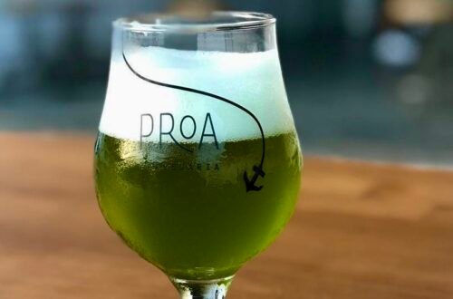Chope verde da Proa Cervejaria no St. Patrick’s Day servido durante evento em Salvador e Lauro de Freitas