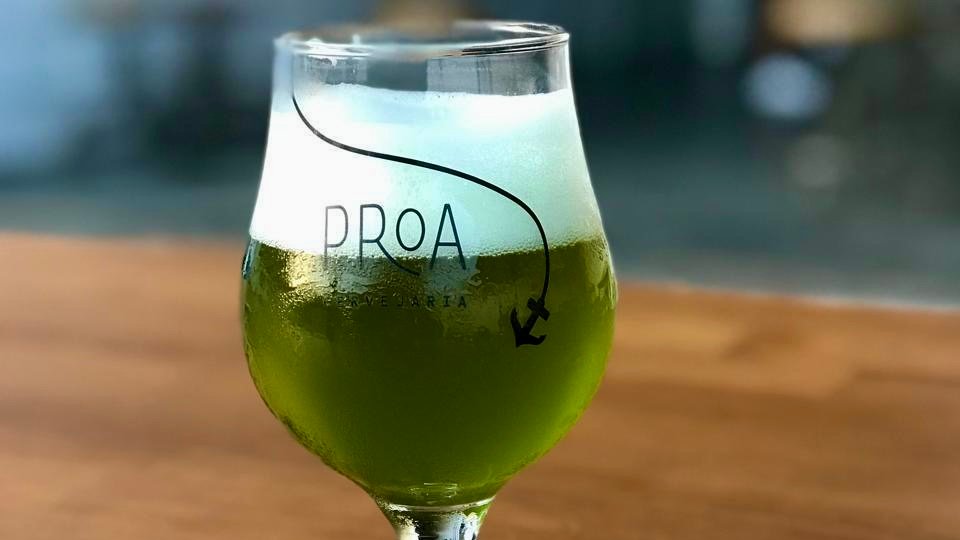Chope verde da Proa Cervejaria no St. Patrick’s Day servido durante evento em Salvador e Lauro de Freitas