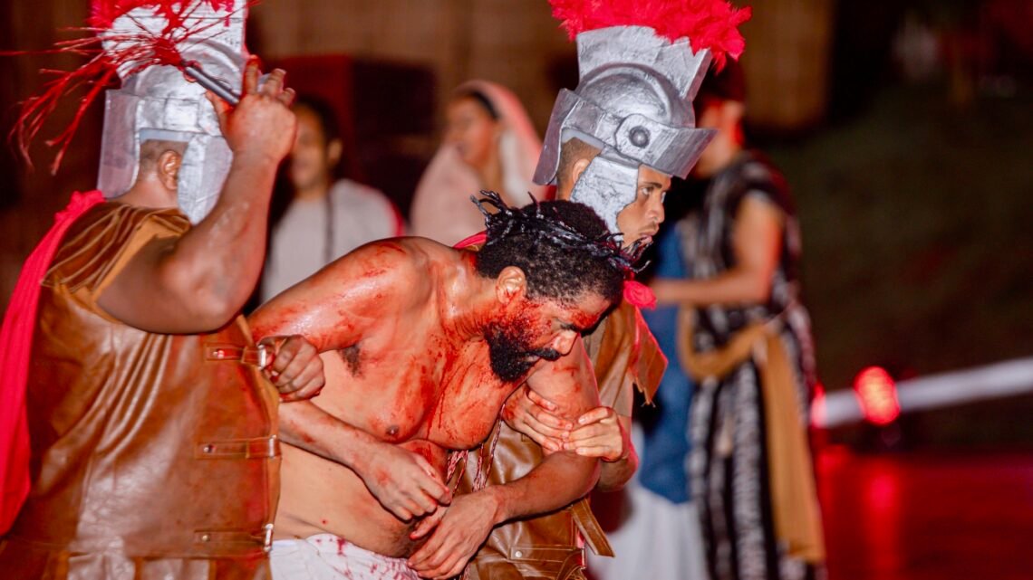 Encenação da Paixão de Cristo da Bahia com atores caracterizados durante cena em Lauro de Freitas