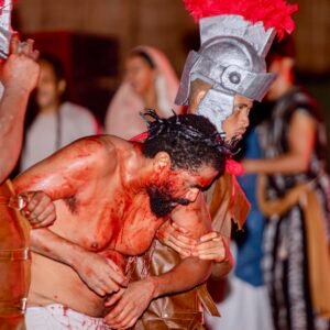 Encenação da Paixão de Cristo da Bahia com atores caracterizados durante cena em Lauro de Freitas