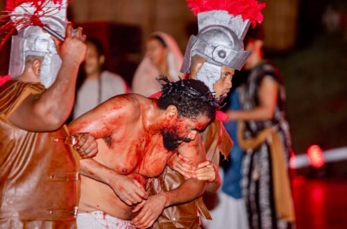 Encenação da Paixão de Cristo da Bahia com atores caracterizados durante cena em Lauro de Freitas