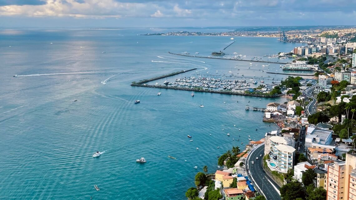 Vista da Baía de Todos os Santos em Salvador mostrando a realidade e os contrastes da cidade além dos cartões-postais