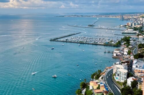 Vista da Baía de Todos os Santos em Salvador mostrando a realidade e os contrastes da cidade além dos cartões-postais