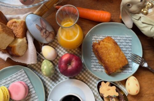 Café da manhã de Páscoa no Casarìa em Salvador com mesa posta, bolo, café, suco de laranja, macarons e decoração temática com coelho e ovos