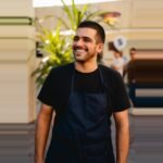 Chef Ricardo Vallari sorrindo em um evento