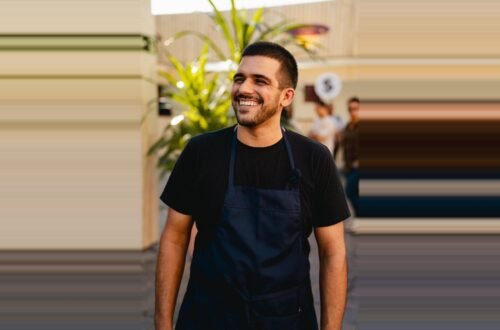 Chef Ricardo Vallari sorrindo em um evento