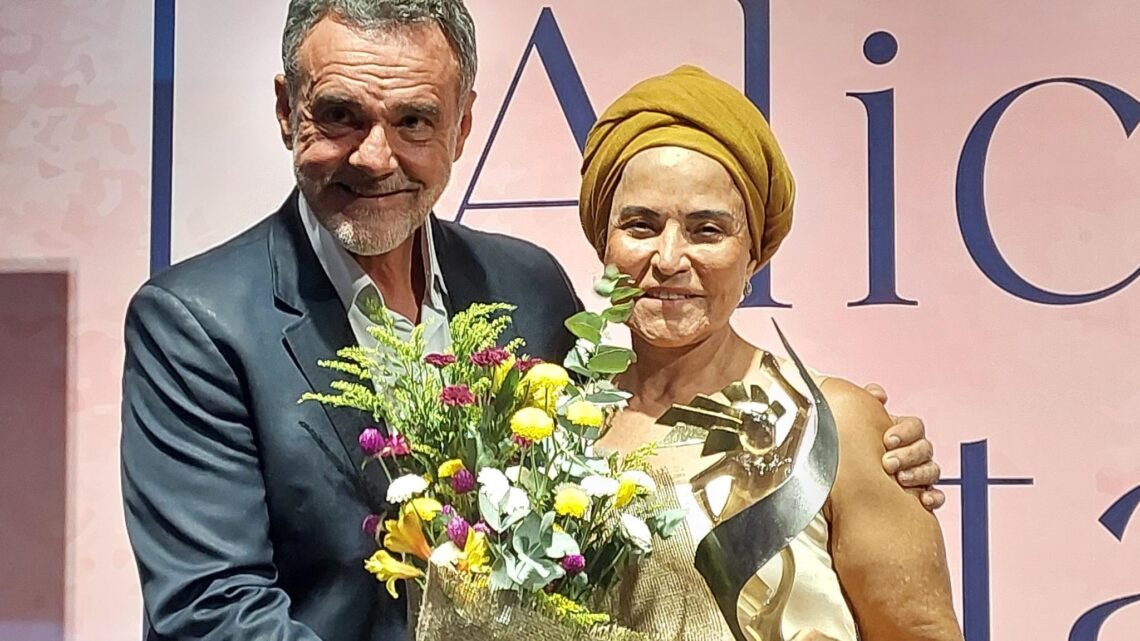 Tereza Paim recebe prêmio Alice Bottas em Salvador