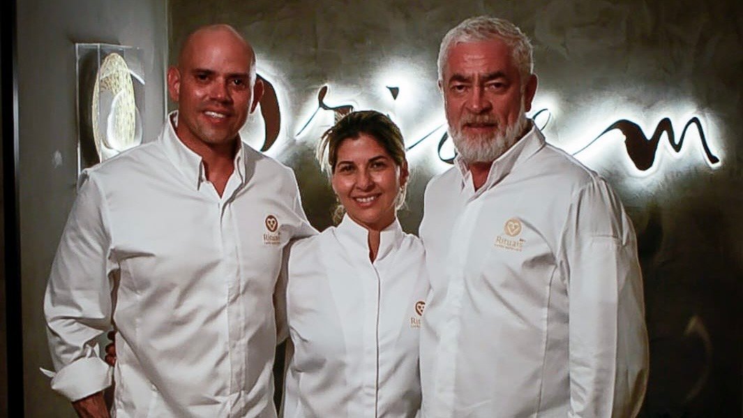 Fabrício Lemos, Lisiane Arouca e Alex Atala no jantar que abriu as comemorações de 10 anos do restaurante Origem em Salvador