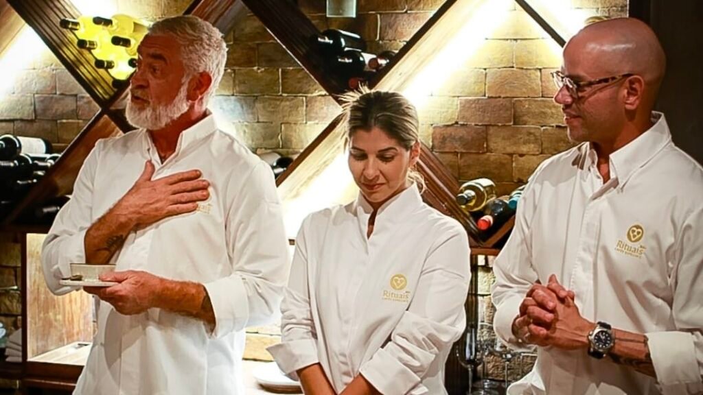 Alex Atala, Lisiane Arouca e Fabrício Lemos apresentando pratos durante jantar especial no Origem em Salvador