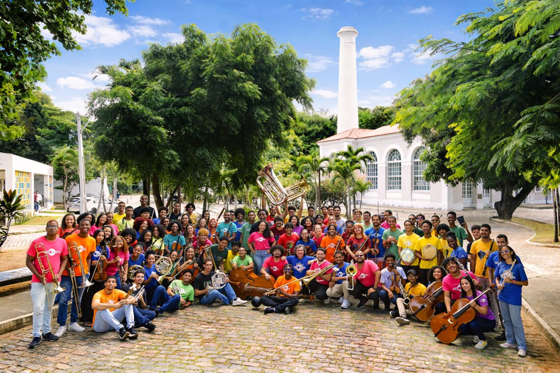 Orquestra NEOJIBA reunida no Parque do Queimado em Salvador para turnê internacional 2026