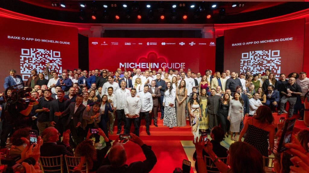 Cerimônia do Guia Michelin Brasil 2026 com chefs, convidados e público reunidos no Copacabana Palace